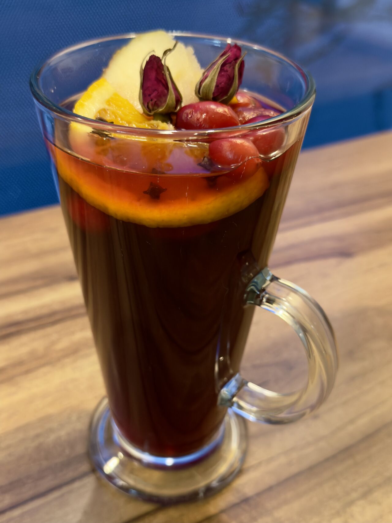 ŻURAWINOWY BEZ-herbata z syropem czarnego bzu, żurawiną, cytryną, jabłkiem, goździkami pąkami róży.