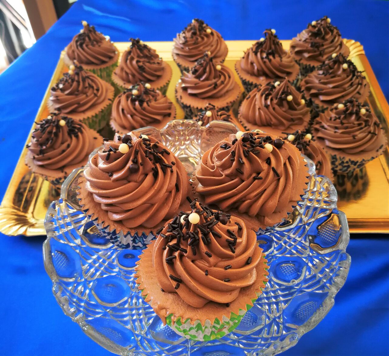 Cup Cakes de Chocolate.
Bizcocho de Chocolate relleno de Crema de Cacao y Mantequilla de Chocolate.