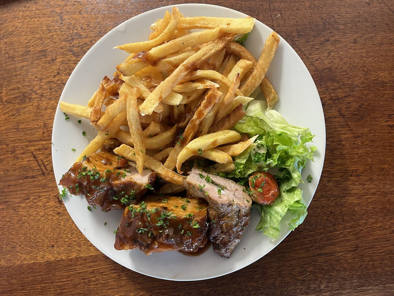 Travers de porc, sauce BBQ maison et frites