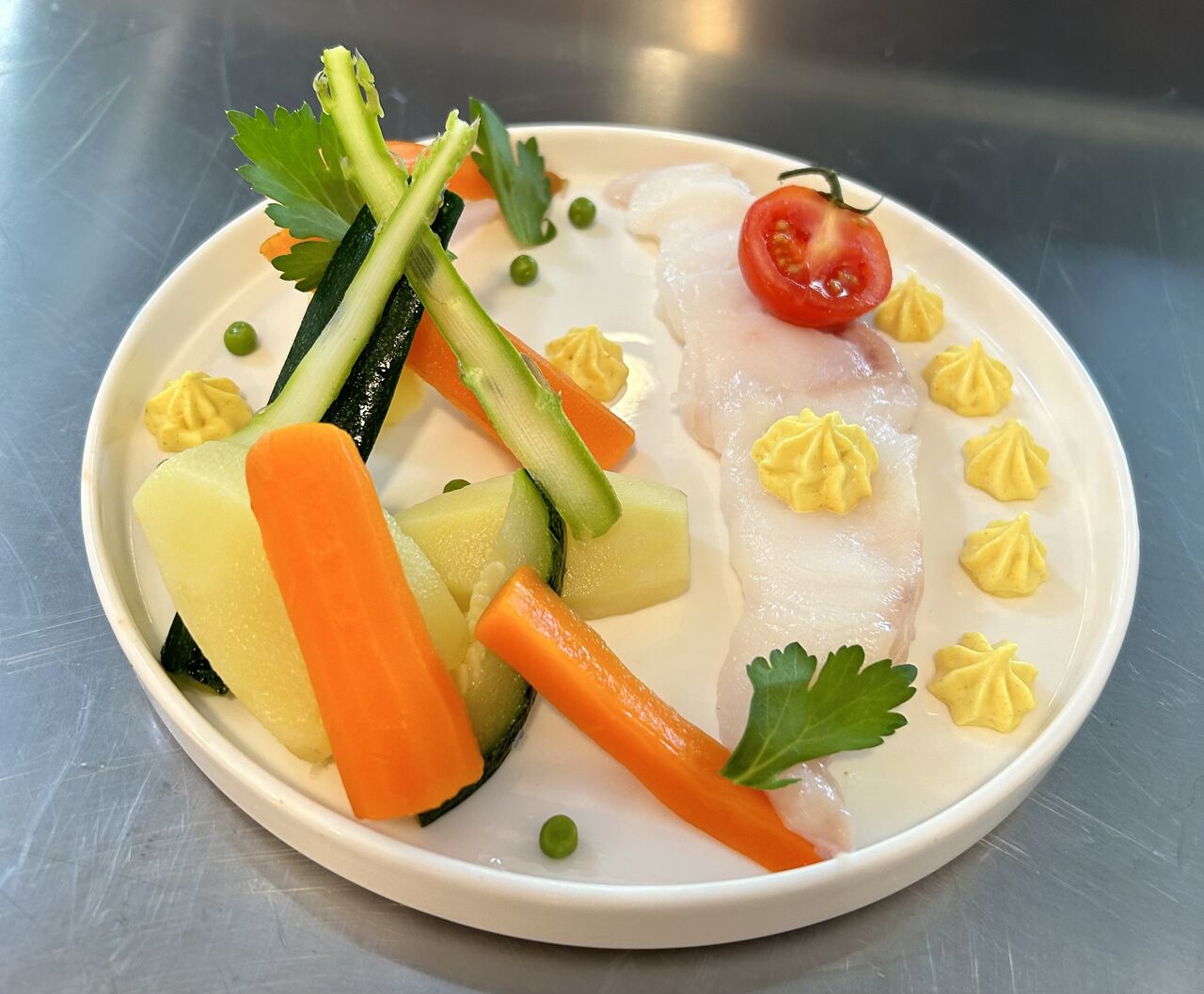 Aïoli de lotte et ses petits légumes vapeur