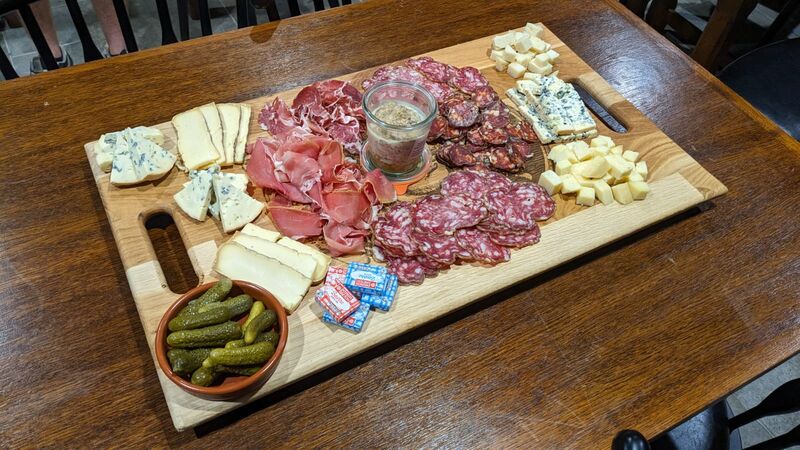 Planche Louis VI le gros : charcuterie et fromages locaux