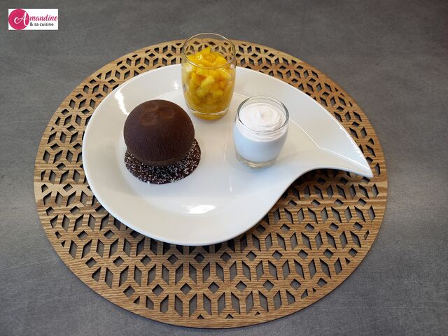 Noix de coco réaliste en chocolat : biscuit à l'amande, mousse au fruit de la passion, mousse coco, mangue