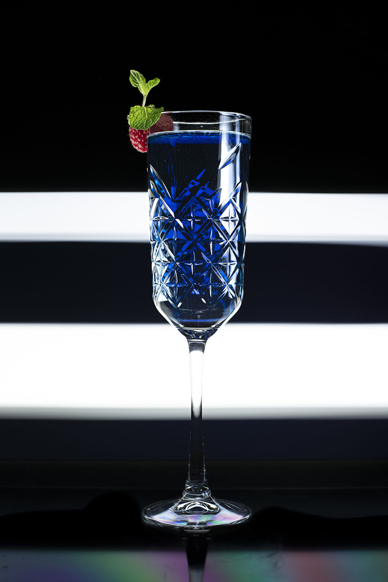 Black mussel
Ingrédients : crémant, curaçao, crème de cassis
Saveur : Fruité et légère amertume
Catégorie : Classique