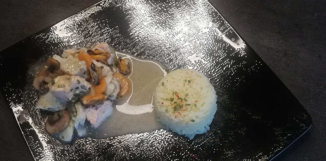 Blanquette de la mer sauce aux moules, riz thaï