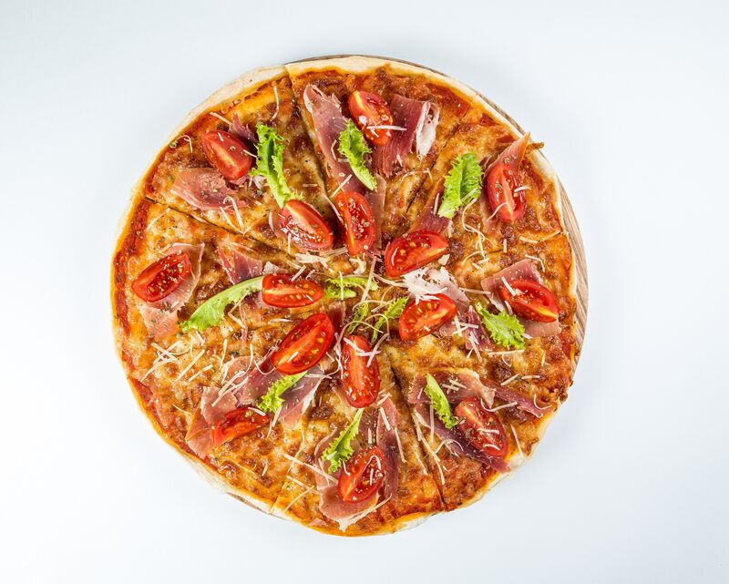 Піца Пармська (прошутто, сир моцарелла, сир пармезан, черрі, рук кола) 