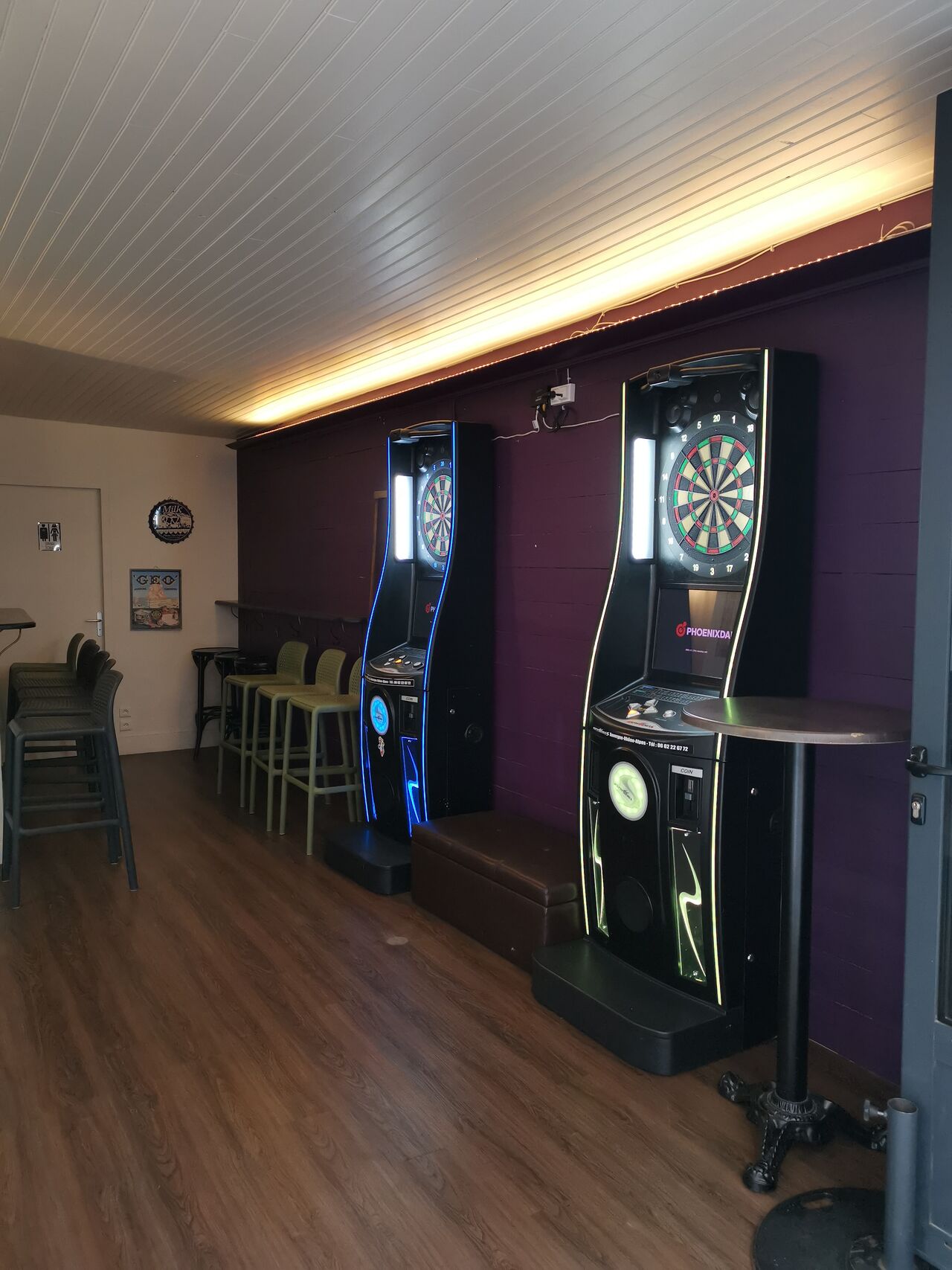 Venez profitez entre amis de nos jeux de fléchettes .