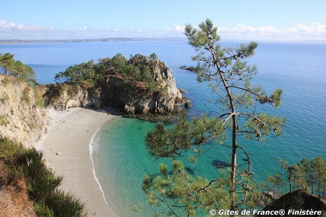 Le bleu turquoise de la mer surplombé par le GR34 situé à 10mns du gîte à pieds