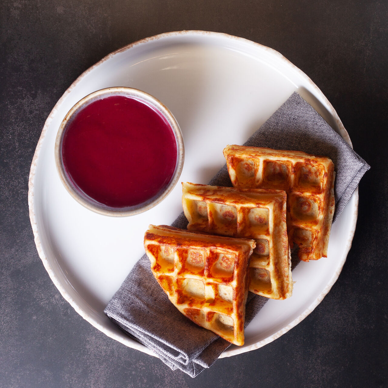 Паштету з печінки дикої качки
з вишневою карамеллю та картопляними вафлями.