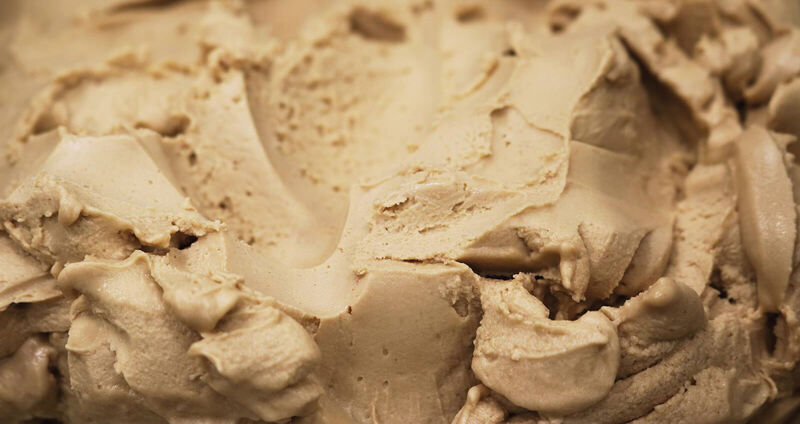 Crema de Turrón elaborada con auténtico Turrón de Jijona calidad Suprema hecho con miel y almendra marcona. 