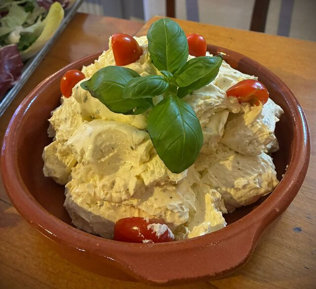 Hausgemachter Frischkäse-Dip mit mediterraner Note 🧀🌿
