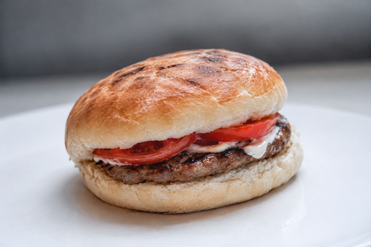 Hamburger salade de chou, tomates, oignons, sauce cocktail