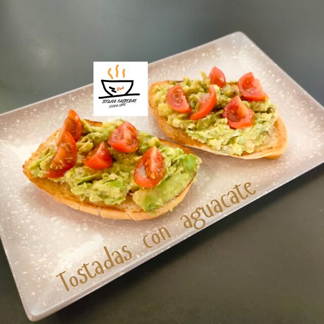 Tostada de aguacate y tomate 