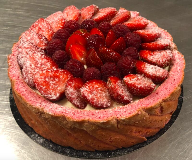 La Charlotte Fruits Rouge
- Biscuit cuillère
- Bavaroise vanille
- Confit fruits rouge
- Fruits frais