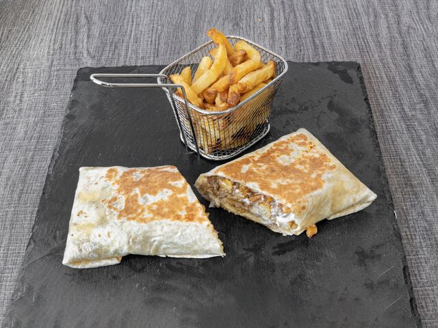 Tacos avec sauce fromagère maison, frites fraîches et viande fraîche