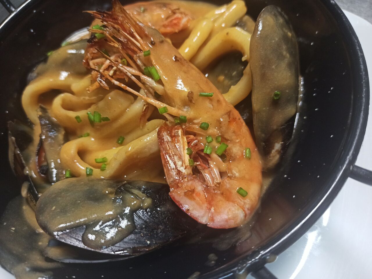 Cazuela de Calamar y langostinos en salsa de ajitos y guindilla