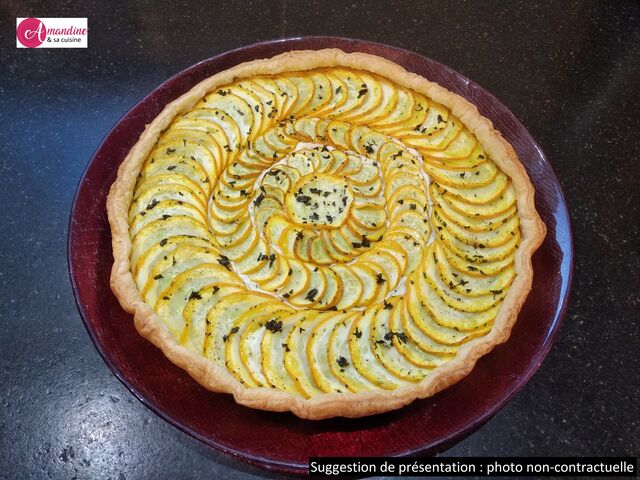 Tarte salée à la ricotta, courgettes jaunes et herbes aromatiques du jardin