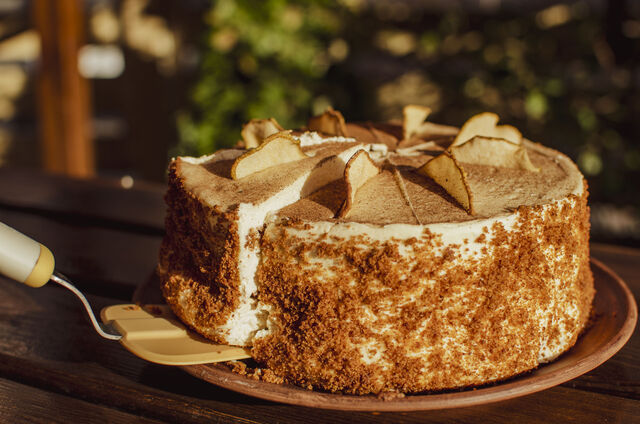 Карамельний сметанник з грушею - бісквіт, молочна карамель, сметанний крем, грушеве пюре