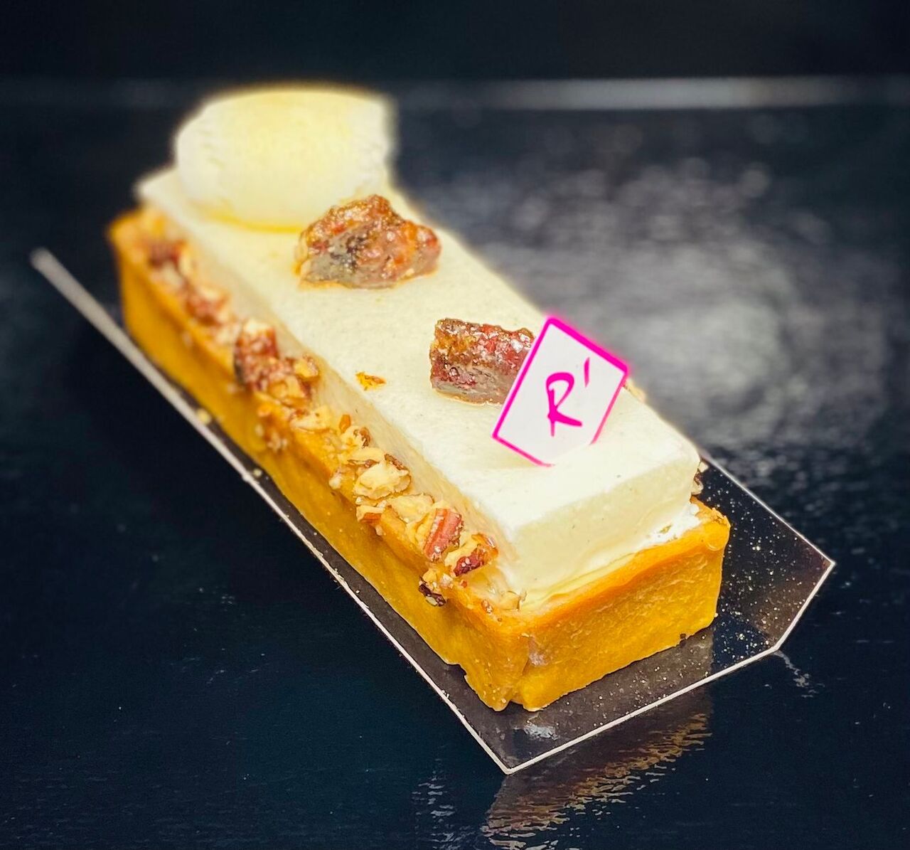 Le Saint-Michel :
Pâte sucrée, praliné feuilletine, crémeux intense de vanille, mousse vanille et noix pécan caramélisées.
