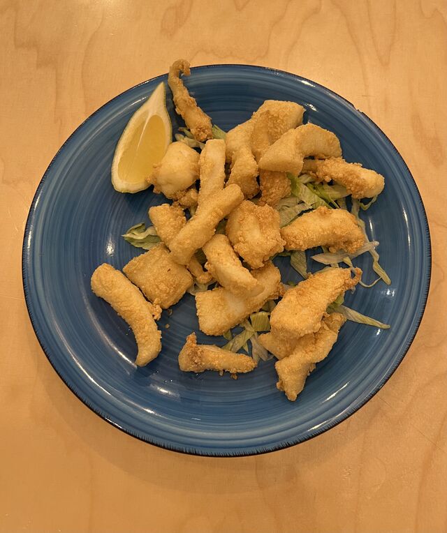 Ración de chocos fritos.