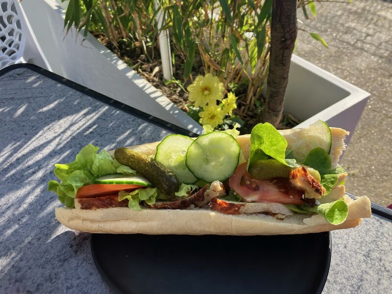 Sandwich poulet garni de crudités