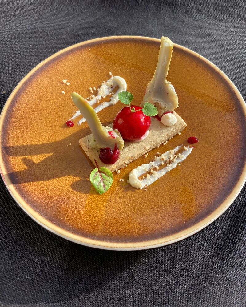 Confiné dans ma cuisine, réconforté par une sphère de mousse de foie gras enrobée de jus de betterave et de porto