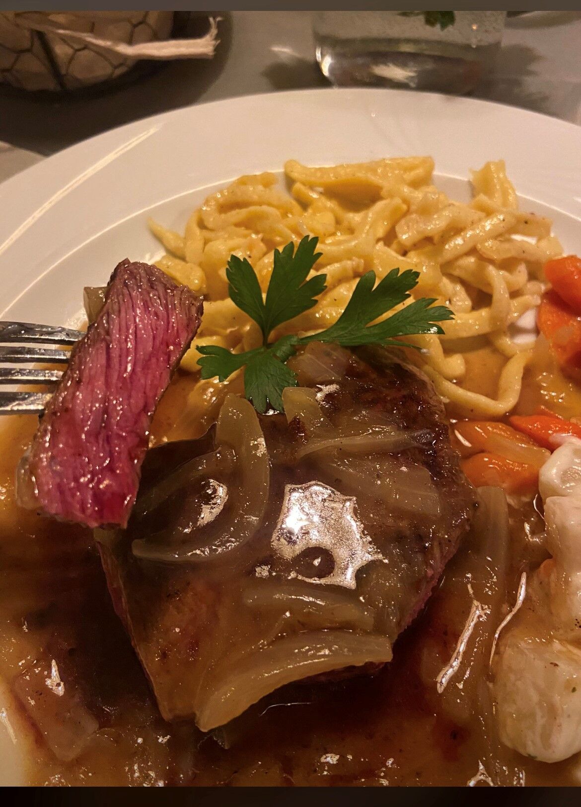 Hauptgang 3: Zwiebelrostbraten mit Kartoffelstampf und Gemüse