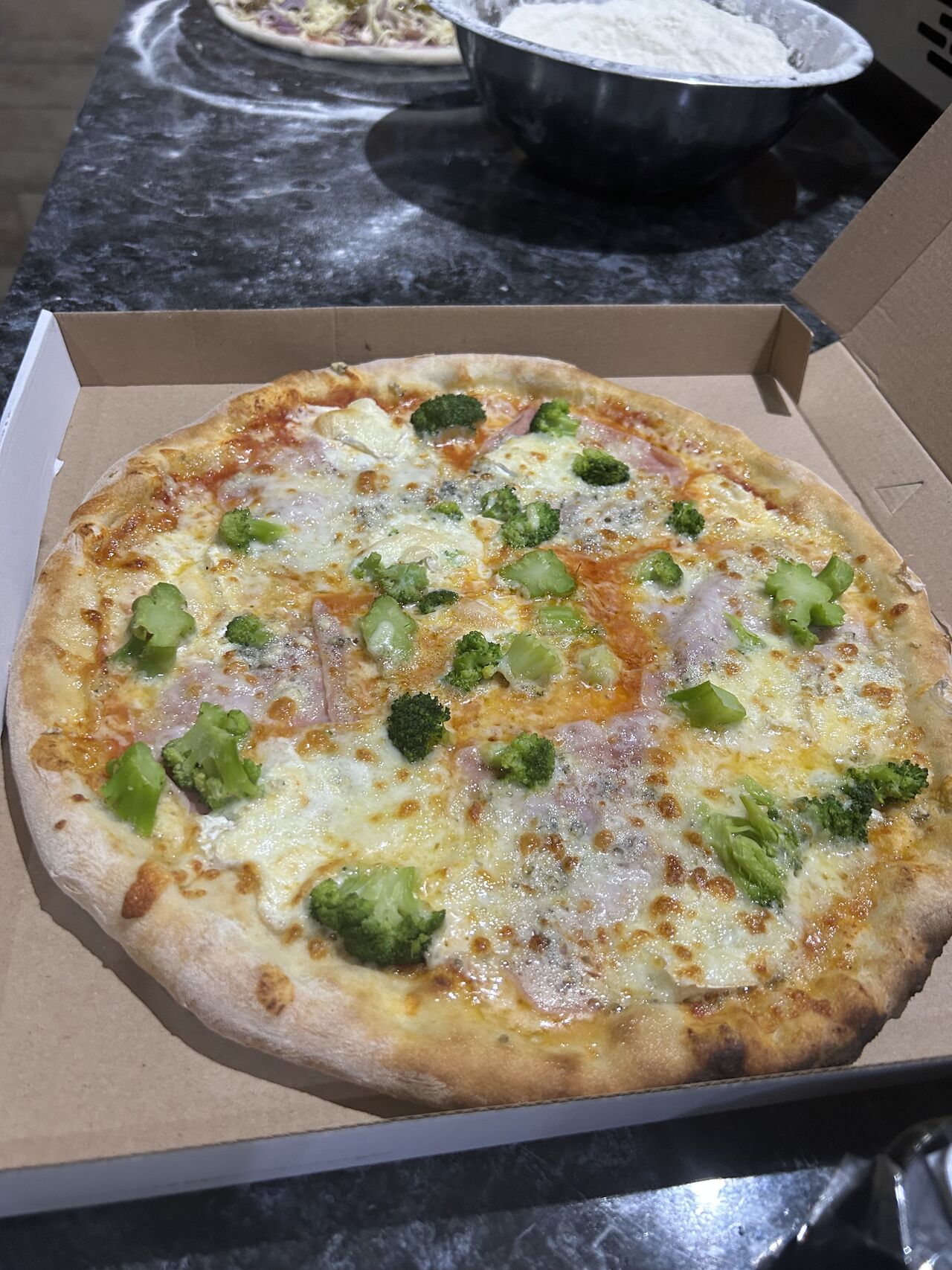 Quatro Formaggi s brokolicou a šunkou