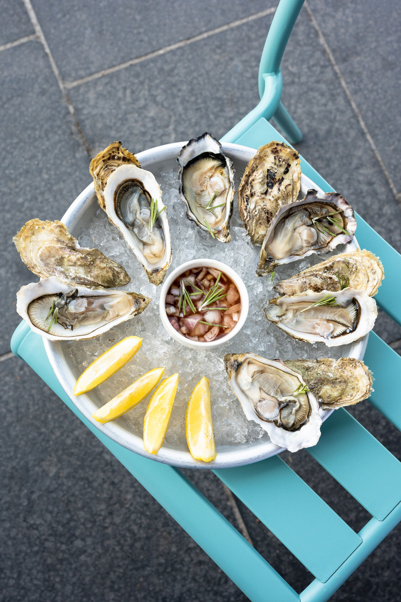 Nos Huîtres et notre belle chaise bleue