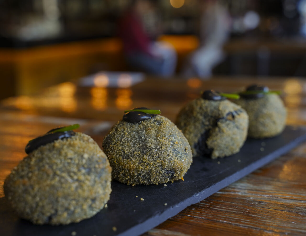 Croquetas de chipirón con Alioli de tinta
