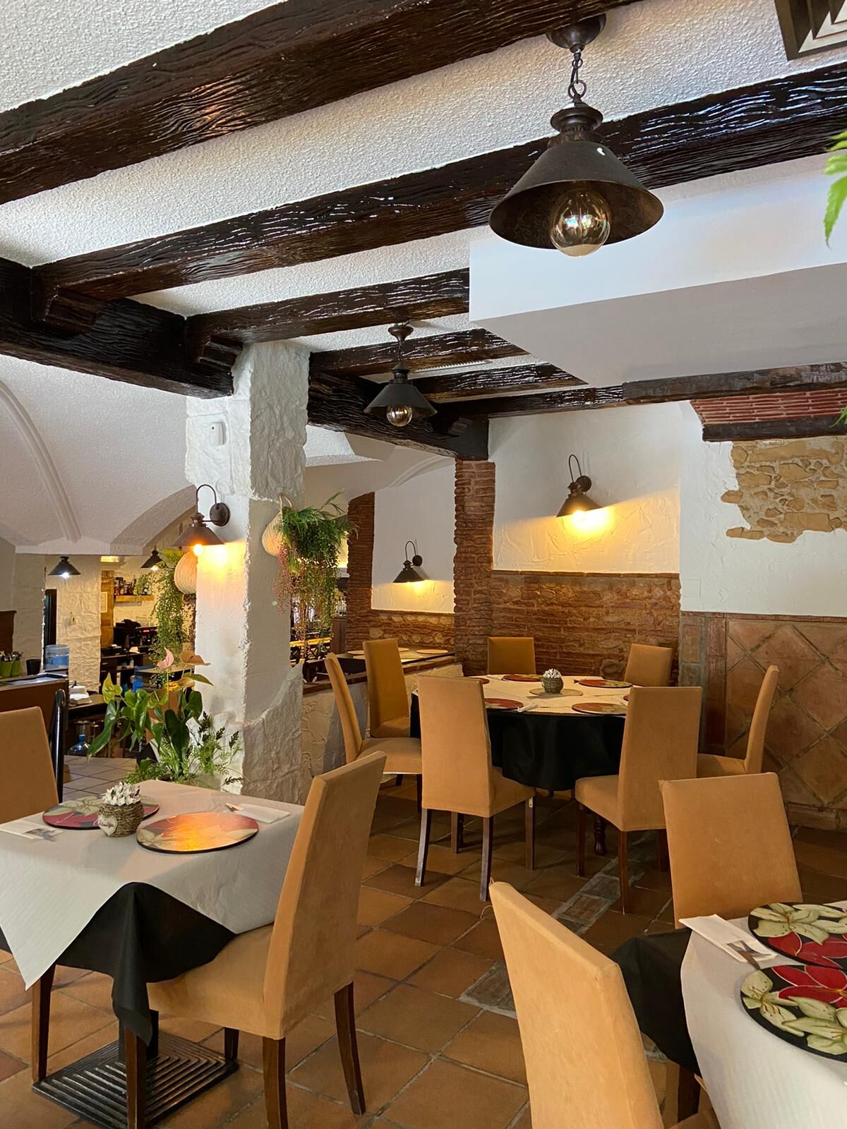 Nuestro restaurante con más de 300 m2 , distancia entre mesas ventilación y bio-seguridad ...no dudes en reservar