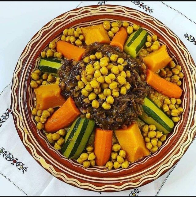 Un bon couscous agneau avec des raisins sur le dessus !
