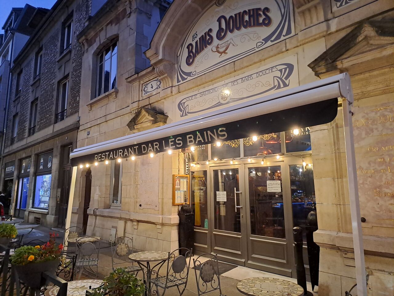 Une terrasse couverte sur la rue Proudhon