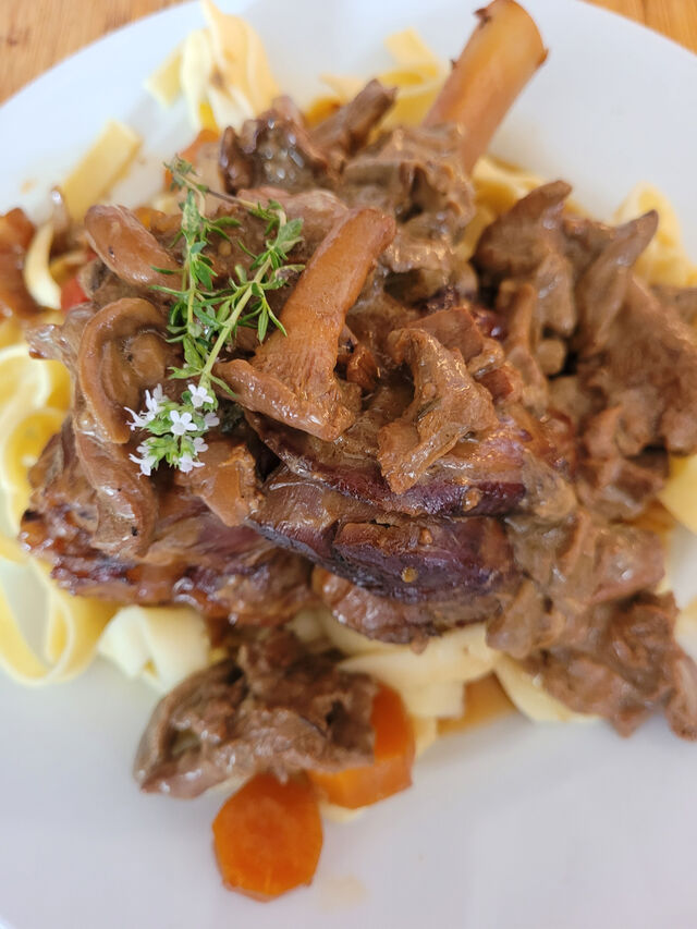 SOURIS D'AGNEAU AUX GIROLLES ET CEPS SUR TAGLIATELLES