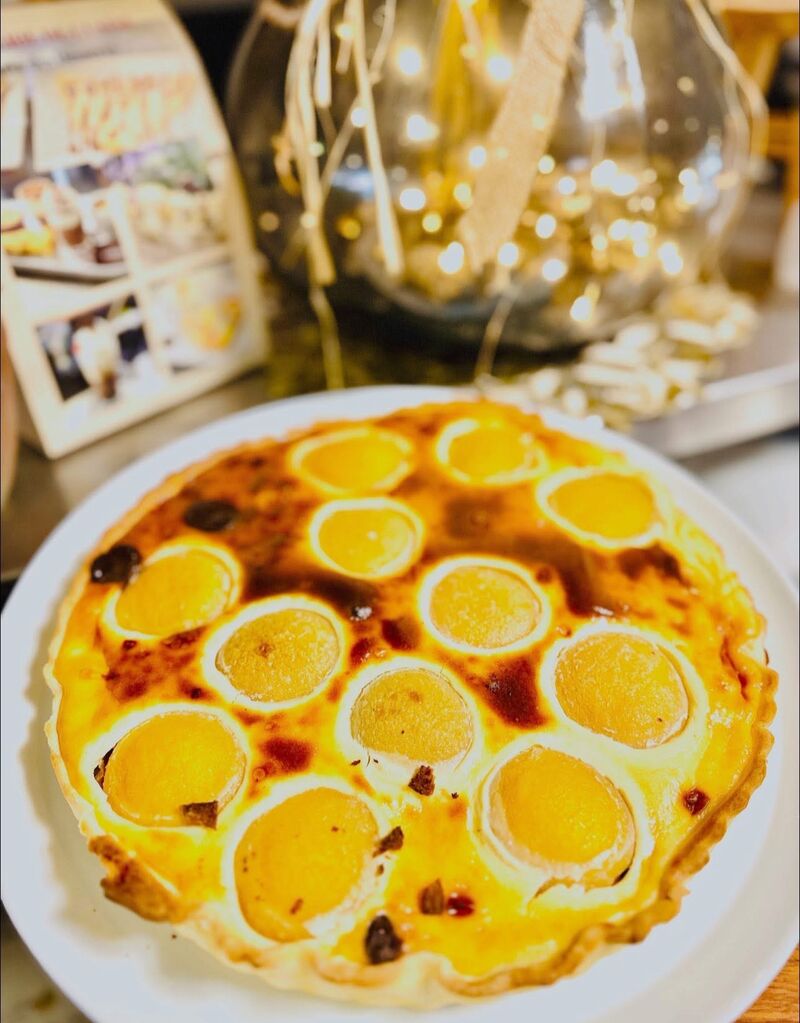 Tarte de saison aux pêches 🍑 et chocolat noir maison 