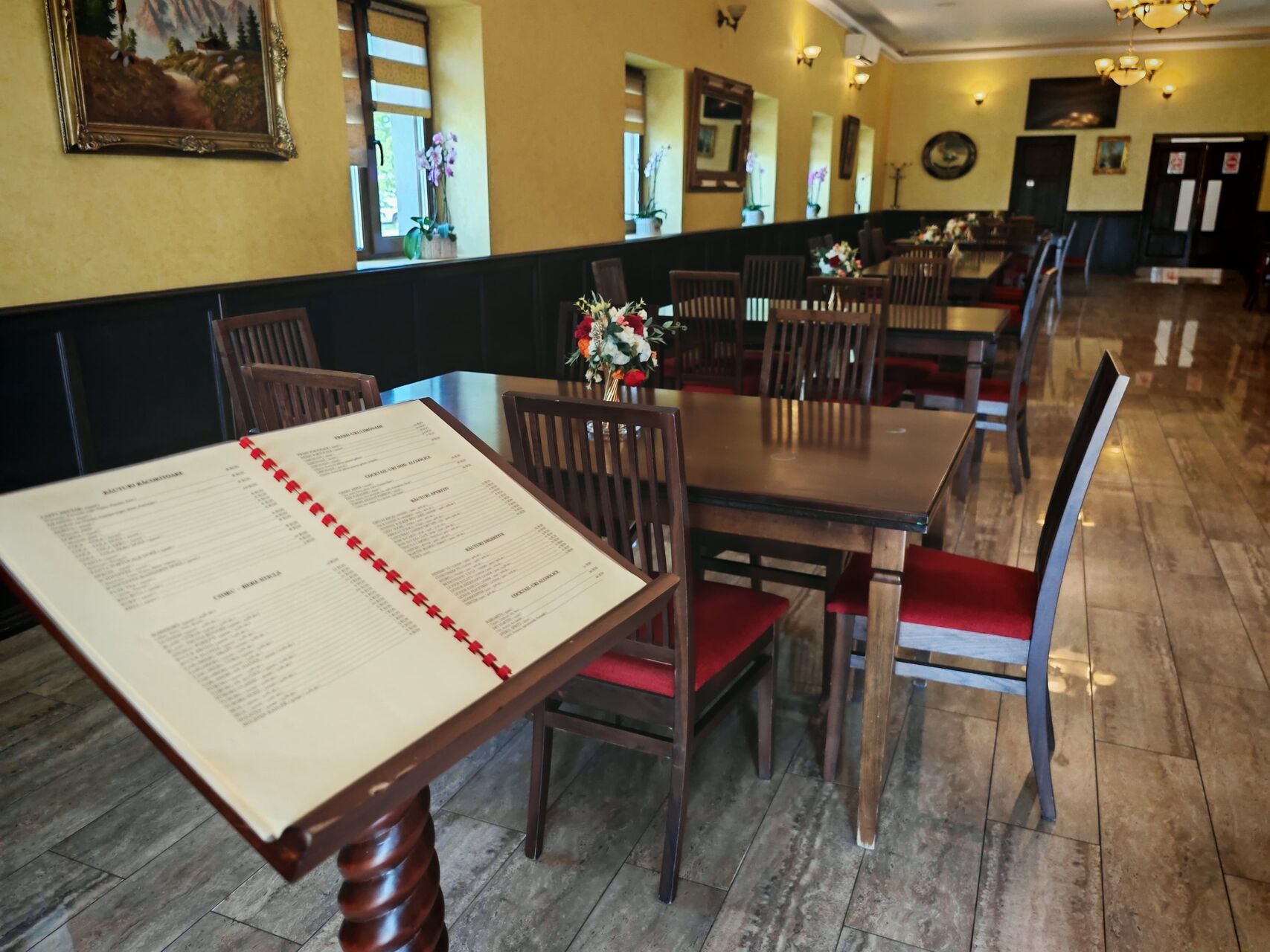 Capacitate Restaurant: Interior si Terasa