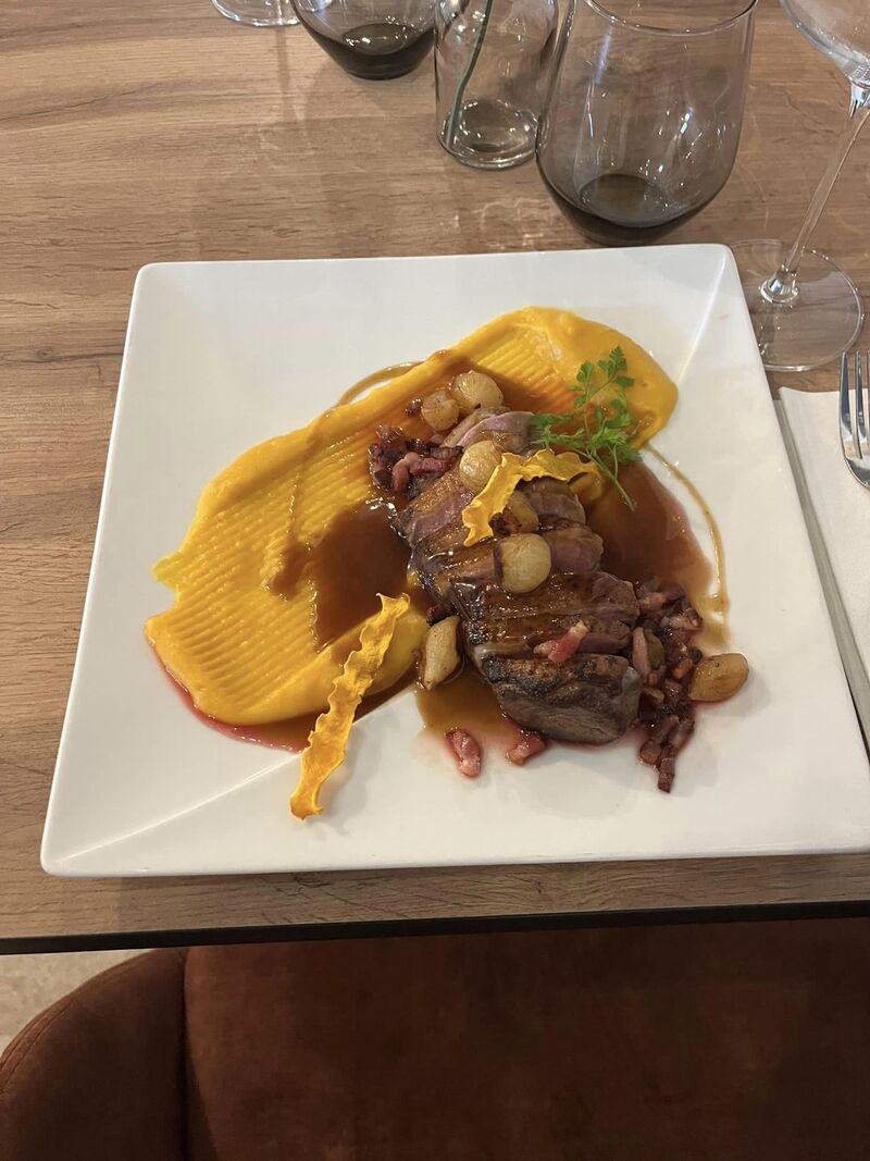 Filet de canette rôti, jus corsé au gingembre et purée crémeuse de potiron.