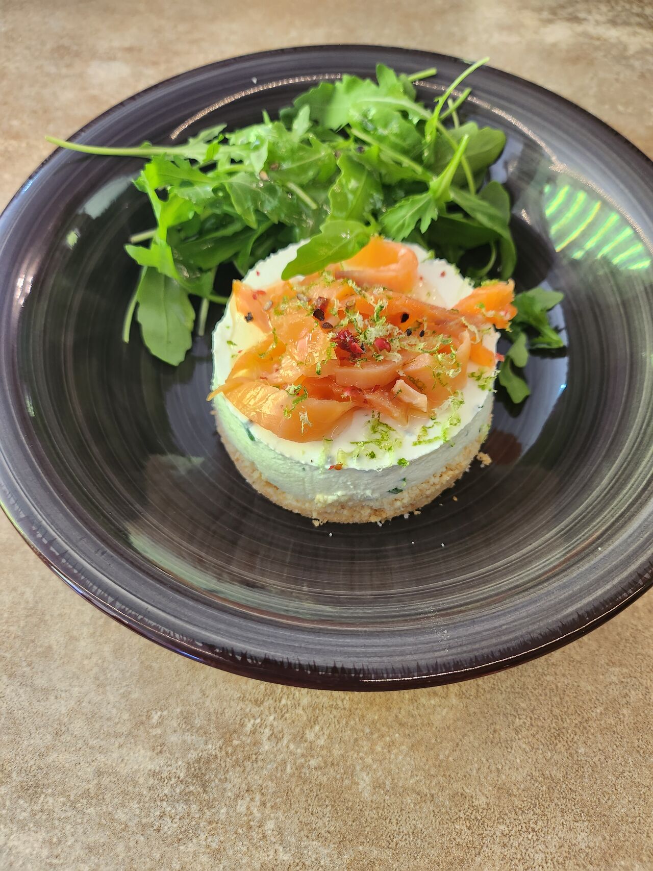 Truite fumée, cracker, ricotta ciboulette, citron vert et baies roses