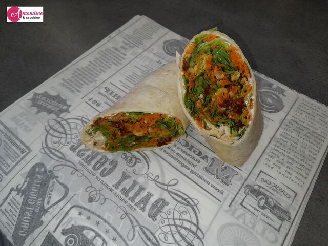 Wrap-salade : salade, carottes râpées, chèvre frais, noix, tomates séchées, vinaigrette maison avec une touche de miel