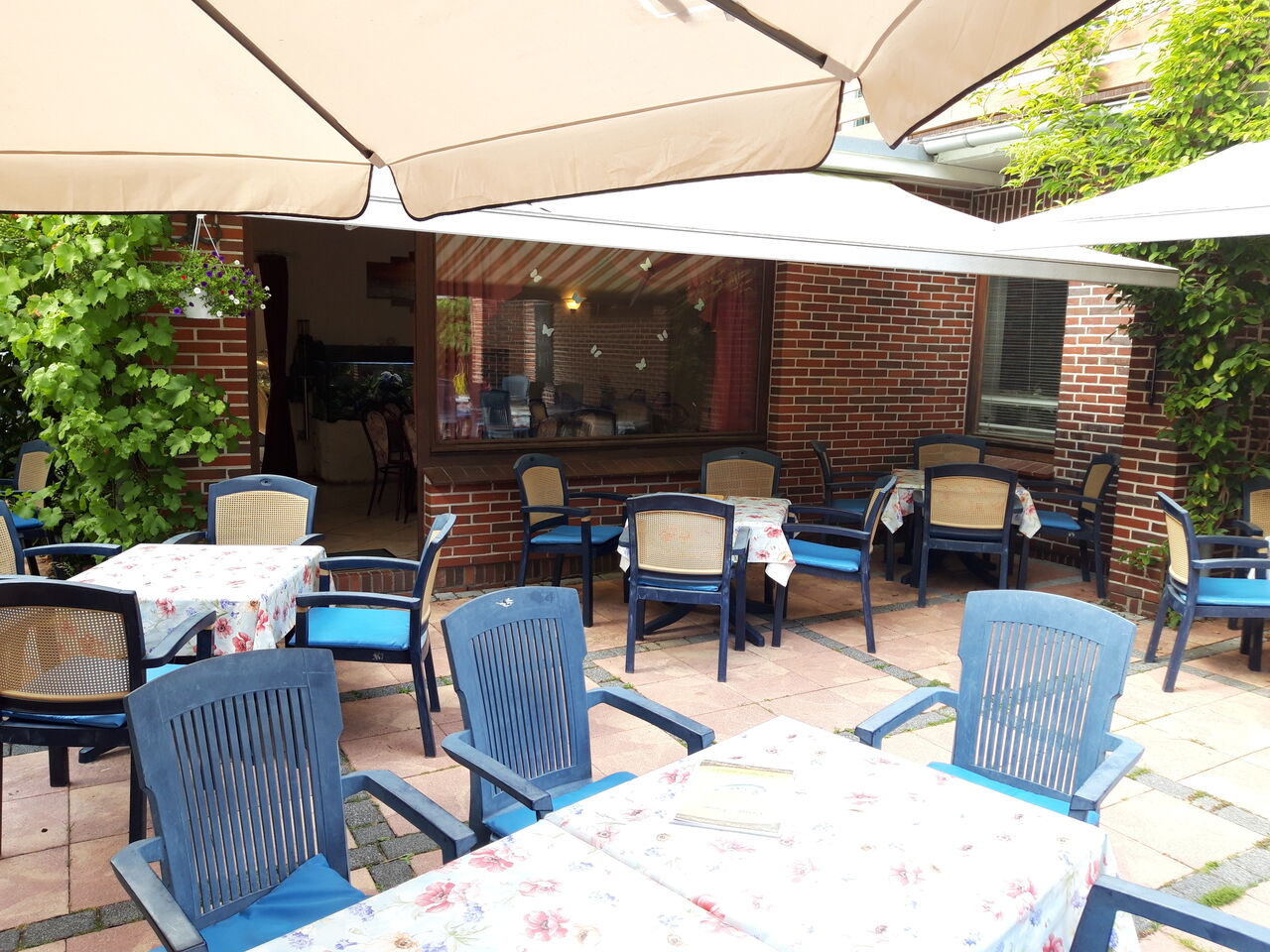 Terrasse (Blick ins Geschäft)