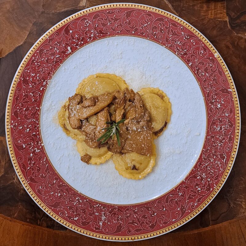 Agnolotti con funghi porcini e noci