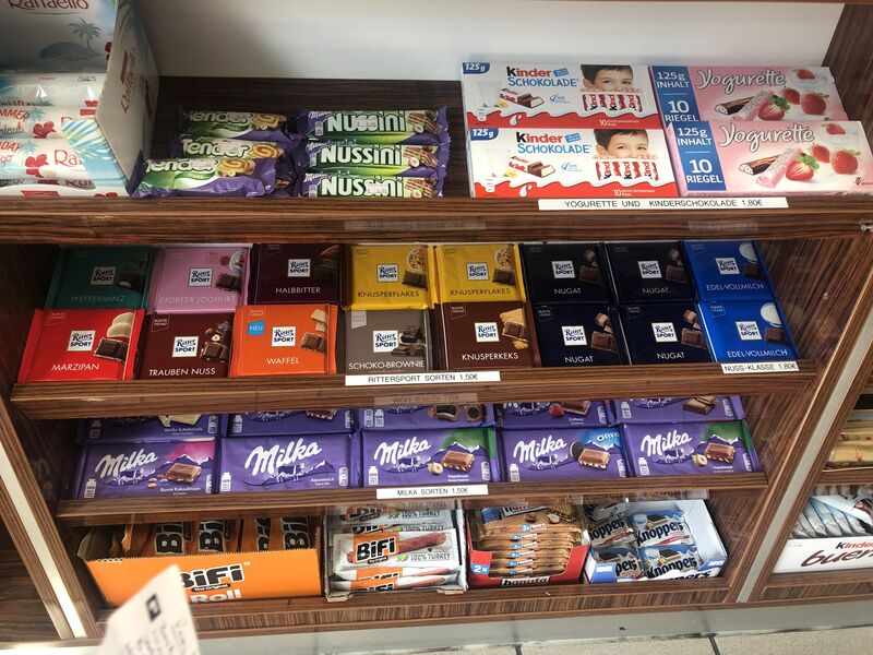 Reichlich Kaugummi und Süßigkeit.