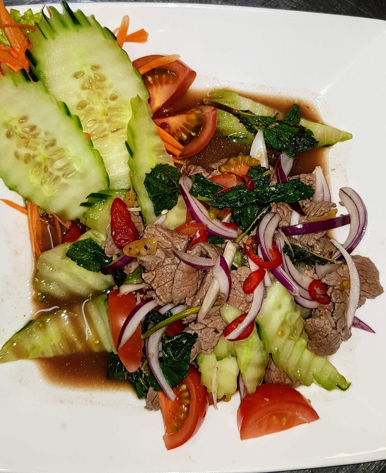 Yam Nua
Een lekkere salade van gemarineerd rundsvlees vermengd met citroensap, tomaten, ui en verse munt🍃