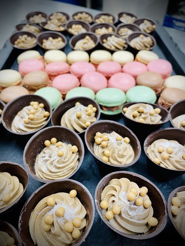 Mousse au Chocolat im Schoko-Cup & Macarons