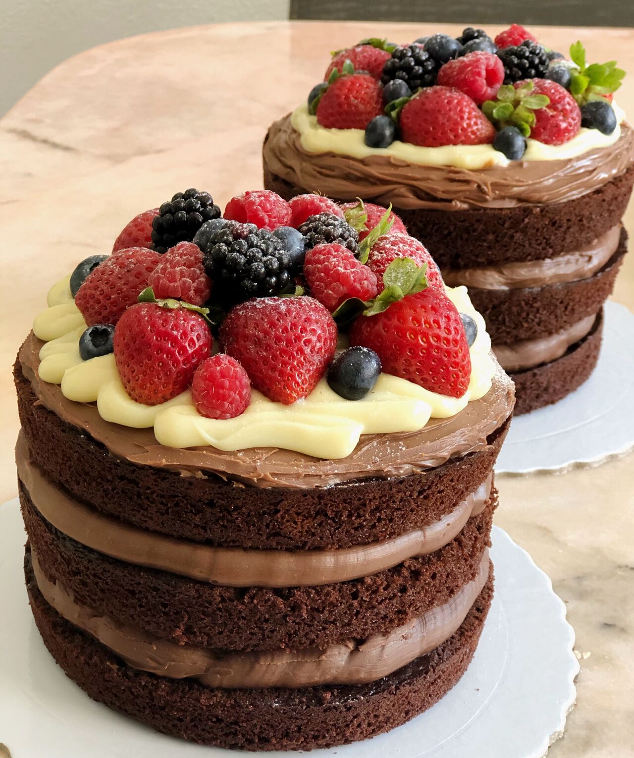 Bolo pequeno de chocolate com frutas vermelhas 