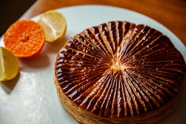 Galette des rois pâte feuilletée inversée frangipane confit agrumes clémentines corse et citron de menton.