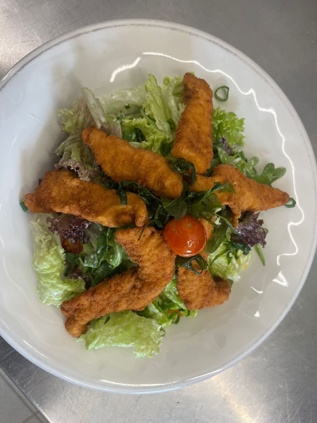 Fitnesssalat mit gebackenen Hühnerstreifen