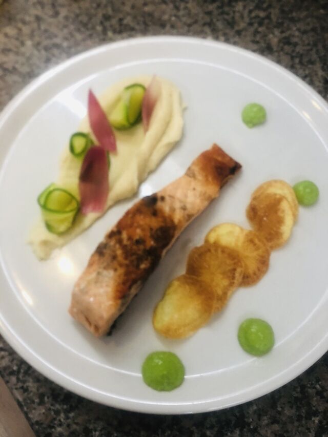 Escalope de saumon, purée de céleri, mousseline de petits pois au lard, chips de pommes de terre, pickle d’oignons rouges,