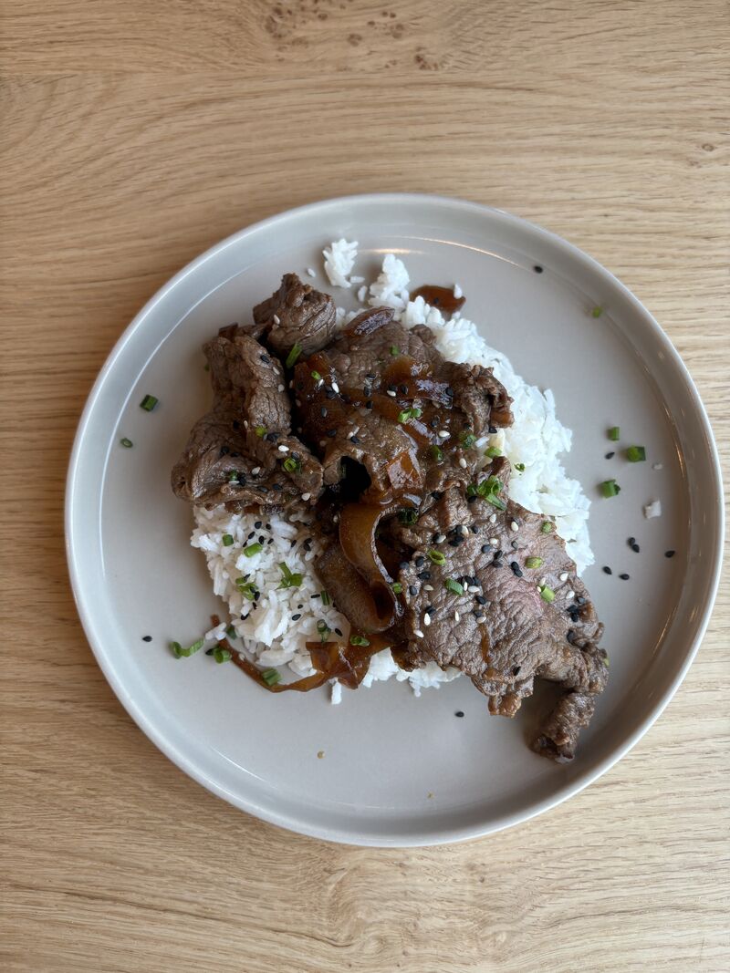 Bœuf aux oignons et riz 