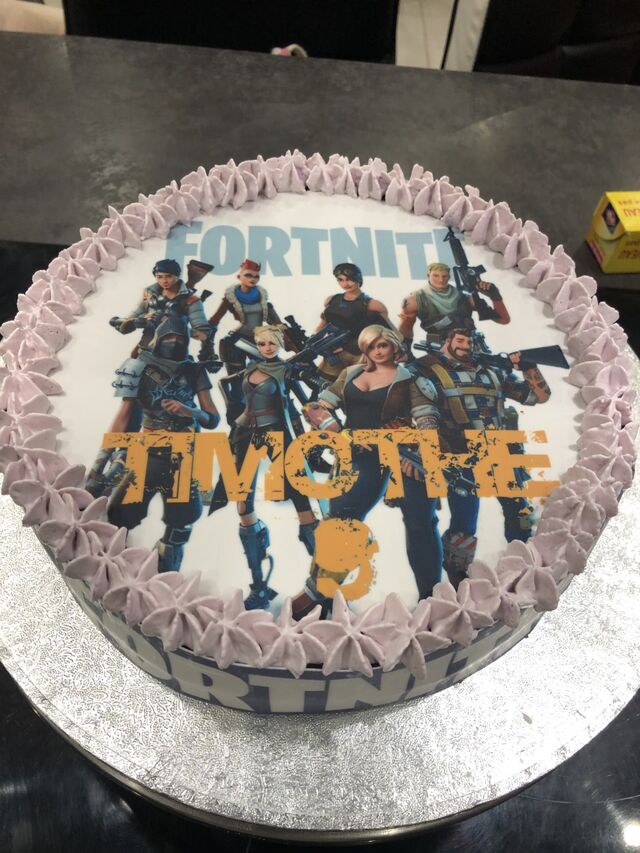 Gateau Fortnite avec un gâteau chocolat, une mousse au chocolat avec éclats de chocolat et une ganache monté au chocolat blanc .