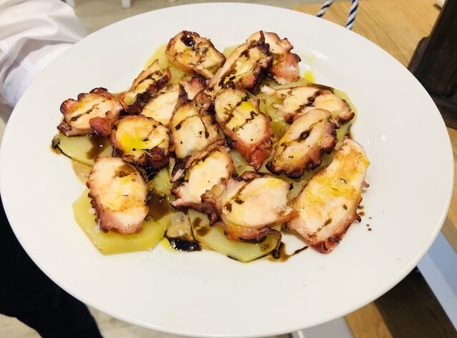 Pulpo a la parrilla con salsa de boletus